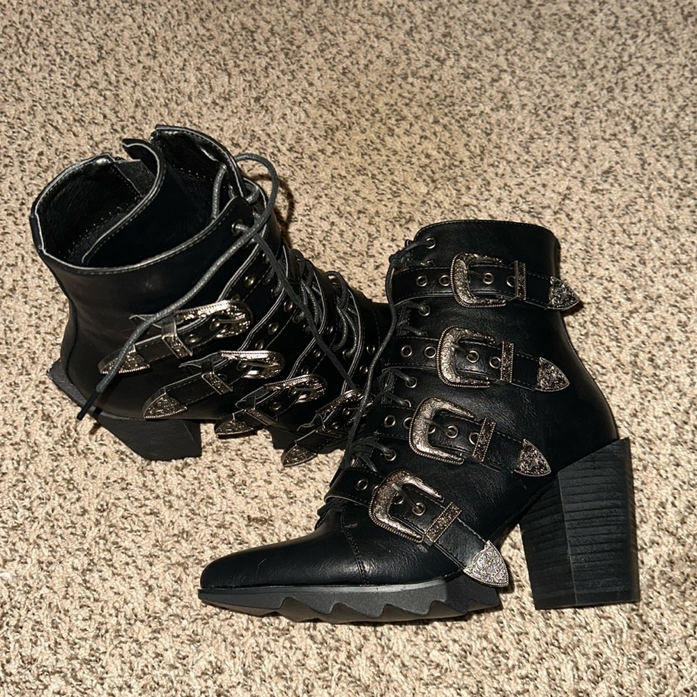 🖤 Witchy buckle boots 👢